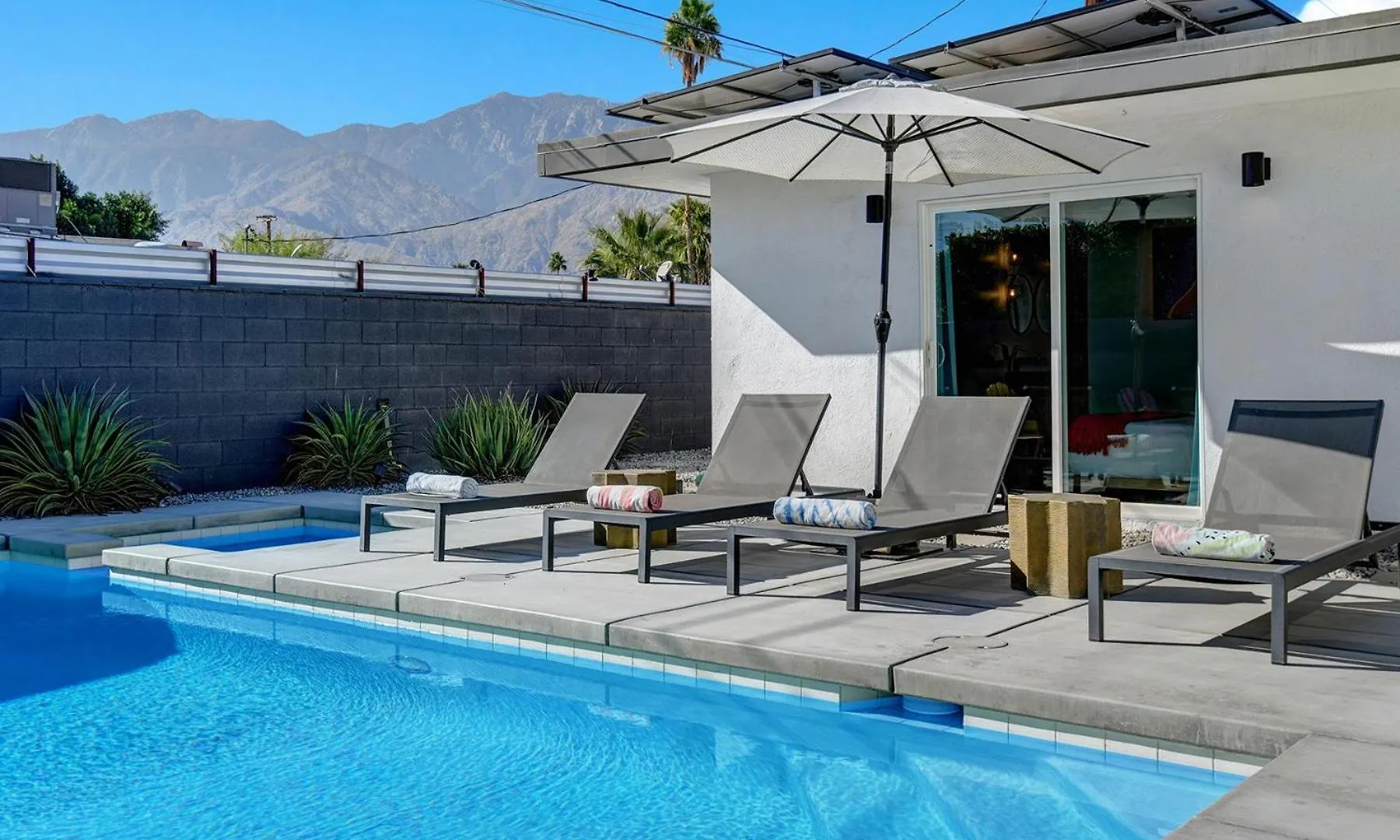 Neon Dream Villa Palm Springs Holiday home